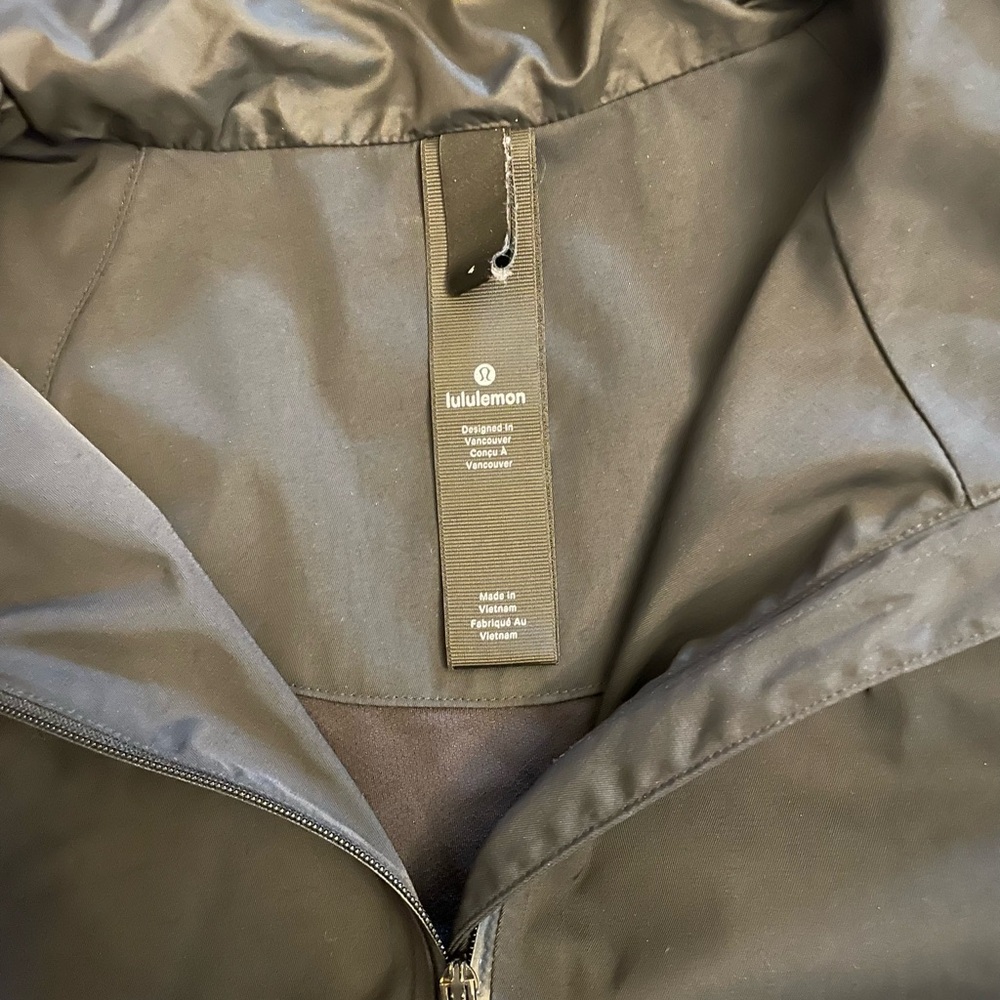 Lululemon Black Hooded Rain Jacket High Low Hem Lightweight Shell Zip Front Sz 4 - Picture 5 of 6